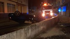 El veh�culo qued� volcado sobre la carretera