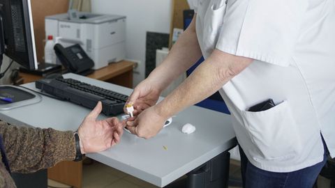 Imagen de archivo de una enfermera atendiendo a un paciente.