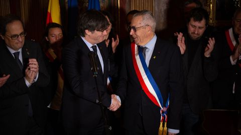 El alcalde de Perpi��n, Jean-Marc Pujol, de origen catal�n y que comulga con la causa independentista, saluda a Puigdemont 