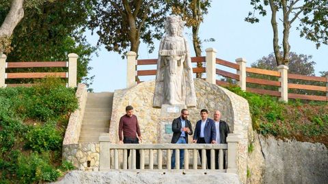 El delegado del Gobierno en Galicia, Pedro Blanco, visit&oacute; la playa de Tanxil junto al alcalde de Rianxo, Juli&aacute;n Bustelo