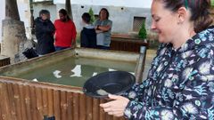 Alba, gu�a del Museo del Oro de Asturias (MOA) en Navelgas, en el taller de bateo de oro
