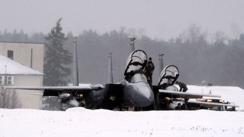 Un caza estadounidense F-15 Eagle, que participa en la misi�n de vigilancia a�rea de la OTAN, en la base de Estonia.  