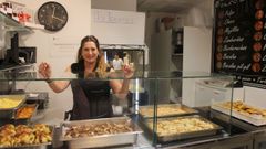Ver&oacute;nica Blanco tras el mostrador de comida casera para llevar en Empanadas Caseras X&eacute;, en Pontevedra.
