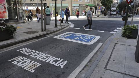 Xeneral Pardi�as con Rep�blica do Salvador. Se eliminaron los pasos de cebra  y se reforz� la se�alizaci�n horizontal, que indica que es una zona con preferencia peatonal.