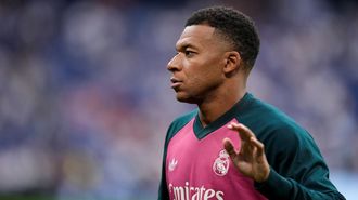 Kylian Mbapp�, durante el calentamiento previo al partido entre el Real Madrid y el M�laga.