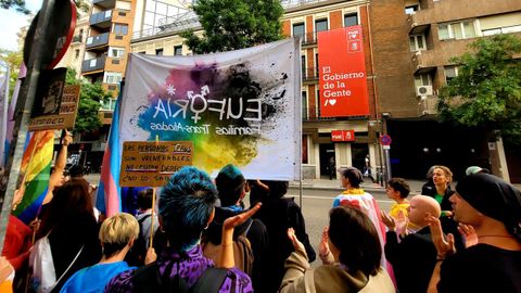 Manifestacin de personas trans y activistas frente a la sede del PSOE en Madrid