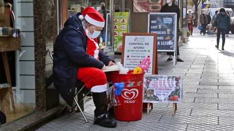 Pap Noel callejero en el centro de Pontevedra, la ciudad con las restricciones ms severas