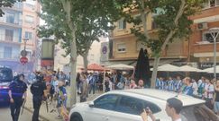 Aficionados del Espanyol, al paso del corteo del Real Oviedo