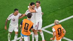 Varios jugadores de Espa�a celebran el gol de Merino ante Portugal.