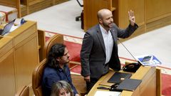 Villares interviene en una sesi�n parlamentaria. A su lado, Ant�n S�nchez.