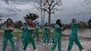 Alumnos de Medicina piden una plaza en el HULA al ritmo de la banda sonora deMama Mia!