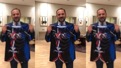 balos, en su despacho ministerial con la camiseta del Zamora C. F., en una fotografa publicada en redes que forma parte del sumario