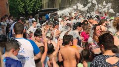 Los alumnos de El Bosqu�n, en El Entrego, celebraron el fin de curso con espuma, en el d�a m�s caluroso del a�o.Los alumnos de El Bosqu�n, en El Entrego, celebraron el fin de curso con espuma, en el d�a m�s caluroso del a�o