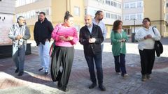 O deputado N�stor Rego (en primeiro t�rmino), a portavoz do BNG en Nar�n Olaia Rodil (ao lado) o candidato � alcald�a Geno Carballeira (detr�s, no centro), xunto m�is representantes do Bloque naron�s e os veci�os afectados pola Sareb en Pi�eiros.