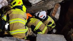 Bomberos de la Terra de Celanova, desescombrando la casa de Pereda (Cartelle) en la que muri� su vecina.