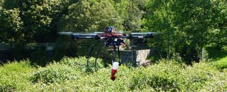 Los expertos colocaron al dron un dispositivo para acabar con plagas forestales y siguen investigando. 