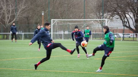 Los jugadores del Pontevedra durante un entrenamiento en A Xunqueira