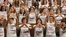 Diputadas de Unidos Podemos con una camiseta en apoyo a la huelga feminista