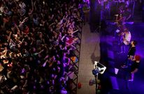 Cientos de j�venes se acercaron al centro comercial para ver a sus �dolos.