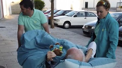 Los t�cnicos sanitarios de la Ambulancia del Deseo trasladaron a Julio hasta Monforte desde Madrid