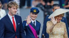 La princesa heredera Elizabeth y la reina Matilde junto a otro de sus hijos, el pr�ncipe Emmanuel, durante el D�a de la Fiesta Nacional de B�lgica