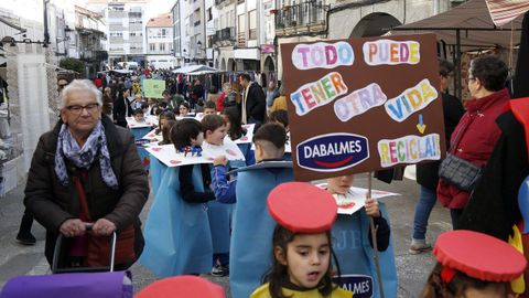 Los nios del Jaime Balmes disfrazados de contedores de reciclaje. VOZ NATURA