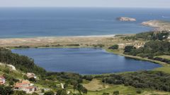 El local social de la AVV O Lago est muy cerca del lago de Donios, junto a las instalaciones del antiguo campo de tiro