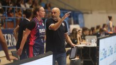 Lino dando indicaciones a Iva Belosevic durante el partido contra el Celta.