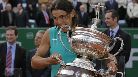 El tenista espa�ol Rafael Nadal conquist� su tercer torneo Conde de God� consecutivo en 2007