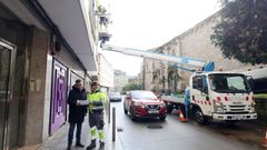 Instalaci�n de nueva iluminaci�n en la calle Santa Clara, en Pontevedra, para resaltar el convento