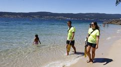 Socorristas en Portocelo, en Mar&iacute;n, un concello donde todas sus playas tienen bandera azul