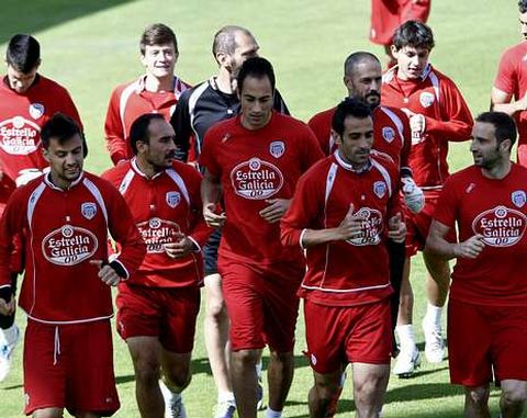 Los jugadores del Lugo, durante un entrenamiento en el �ngel Carro. 