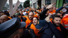 Trabajadores de Alcoa protestan a la entrada del acto de Pedro S�nchez en A Coru�a