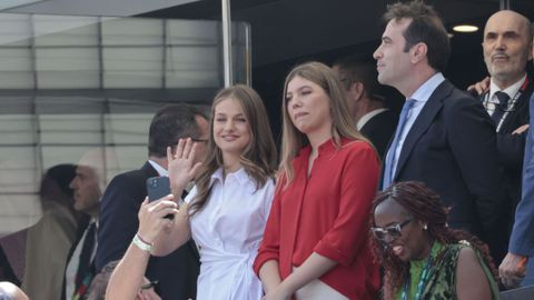 La princesa Leonor, la infanta Sof�a y el ministro de Econom�a, Carlos Cuerpo