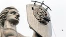 Varios trabajadores retiran la hoz, el martillo y la mazorca que los cubre de la estatua de la Madre Patria, en Kiev, que pasar� a denominarse Madre Ucrania.