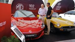 El equipo de Zina M�vil, concesionario MG, y especialistas de las marcas, en Marineda.