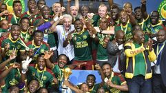 La celebraci�n de Camer�n despu�s de la victori