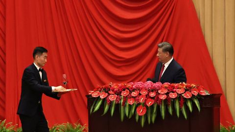 Un camarero sirve una copa de vino a Xi Jinping en los actos del Da Nacional de China