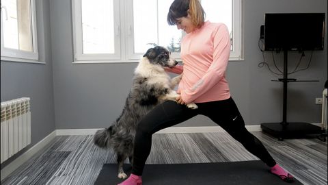 Patricia Guerrero, haciendo posturas en una sesin de doga