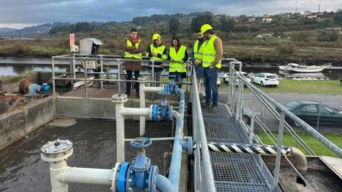Miembros del gobierno local de Betanzos revisando las mejoras en la EDAR.