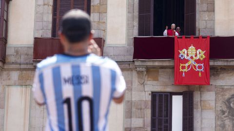 El papa Le�n XIV saluda desde el balc�n del Palacio Episcopal junto al arzobispo de Barcelona Juan Jos� Omella.