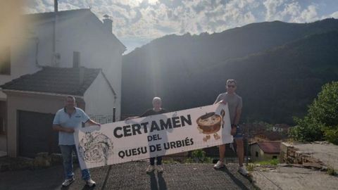 Queso de Urbi�s.Pablo S�nchez, Bernardina Iglesias y Daniel Fern�ndez, integrantes de la asociaci�n Guardianes del Queso de Urbi�s