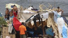 Vista de este viernes de la playa ceut� de El Trampol�n, donde a�n se encuentran numerosos migrantes.