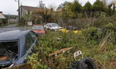 Veh�culos, restos de material de construcci�n, de electrodom�sticos y de electricidad se acumulan en dos fincas privadas. 