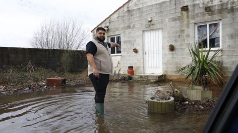 Vecinos de la pista de As Riscas en Xinzo con el agua a las puertas de casa