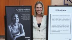 Cristina Pi�eiro, de Asotrame, con dos de los paneles de la exposici�n que se podr� ver en el CHUAC