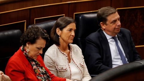 De izquierda a derecha. La ministra de Trabajo, Magdalena Valerio; la de Industria, Reyes Maroto; y de Agricultura, Lluis Planas, en el hemiciclo.