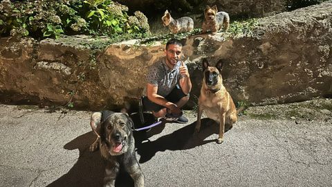�Pancho�, junto a su nuevo due�o y el resto de perros con los que ahora compartir� hogar