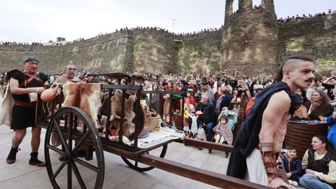 Cientos de personas siguieron el desfile desde el adarve de la Muralla