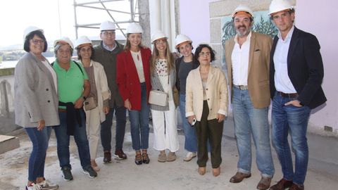 La visita a las obras del hospital asilo de la conselleira Fabiola Garcia, en la imagen con autoridades y empleados del Concello 